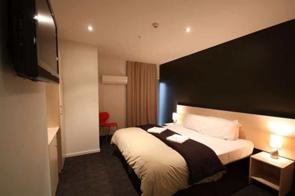 Nomads Queenstown Hostel Екстериор снимка A room at the hotel