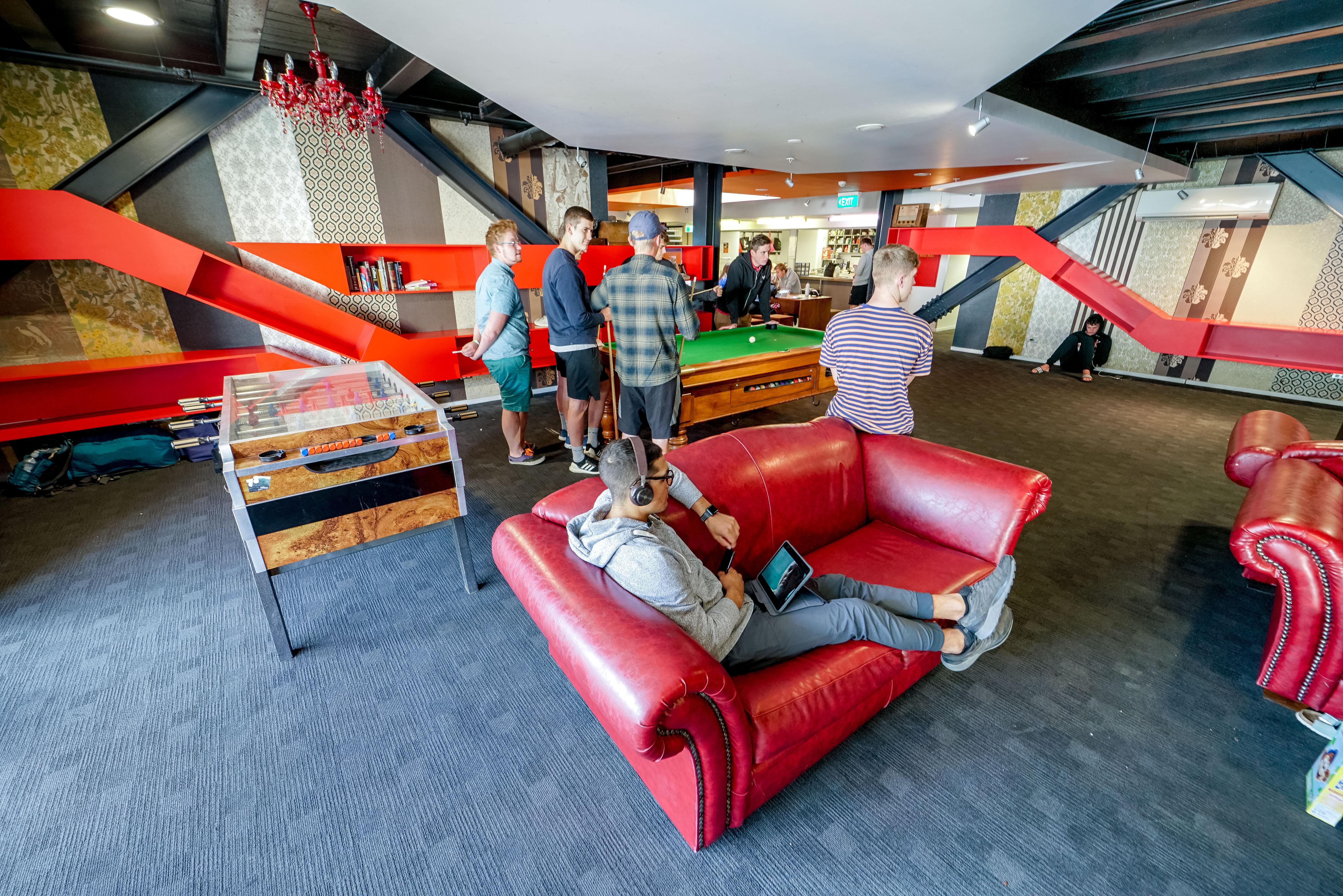 Nomads Queenstown Hostel Екстериор снимка The common room at the University of Canterbury