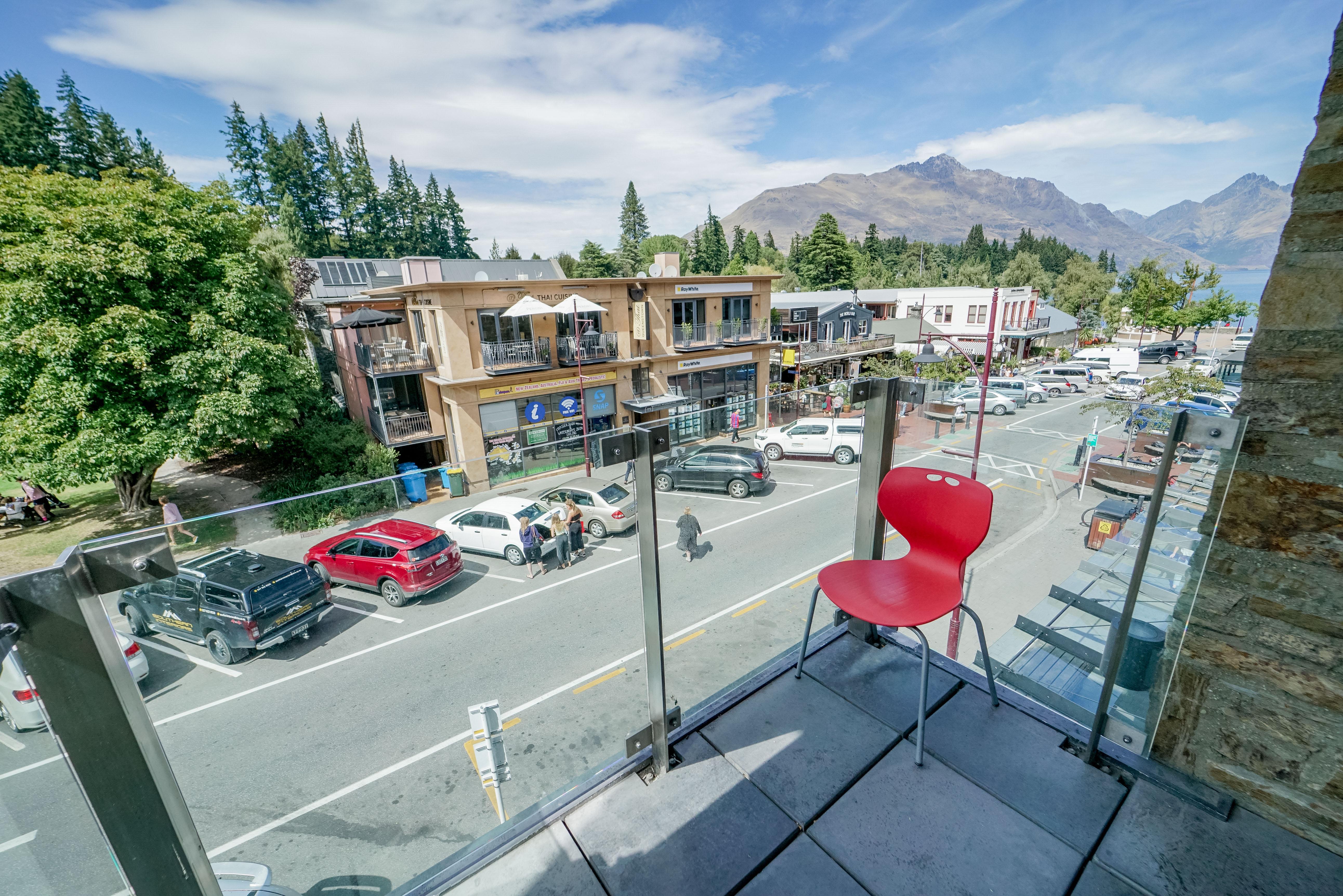 Nomads Queenstown Hostel Екстериор снимка The Remarkables from the balcony of a Queenstown apartment