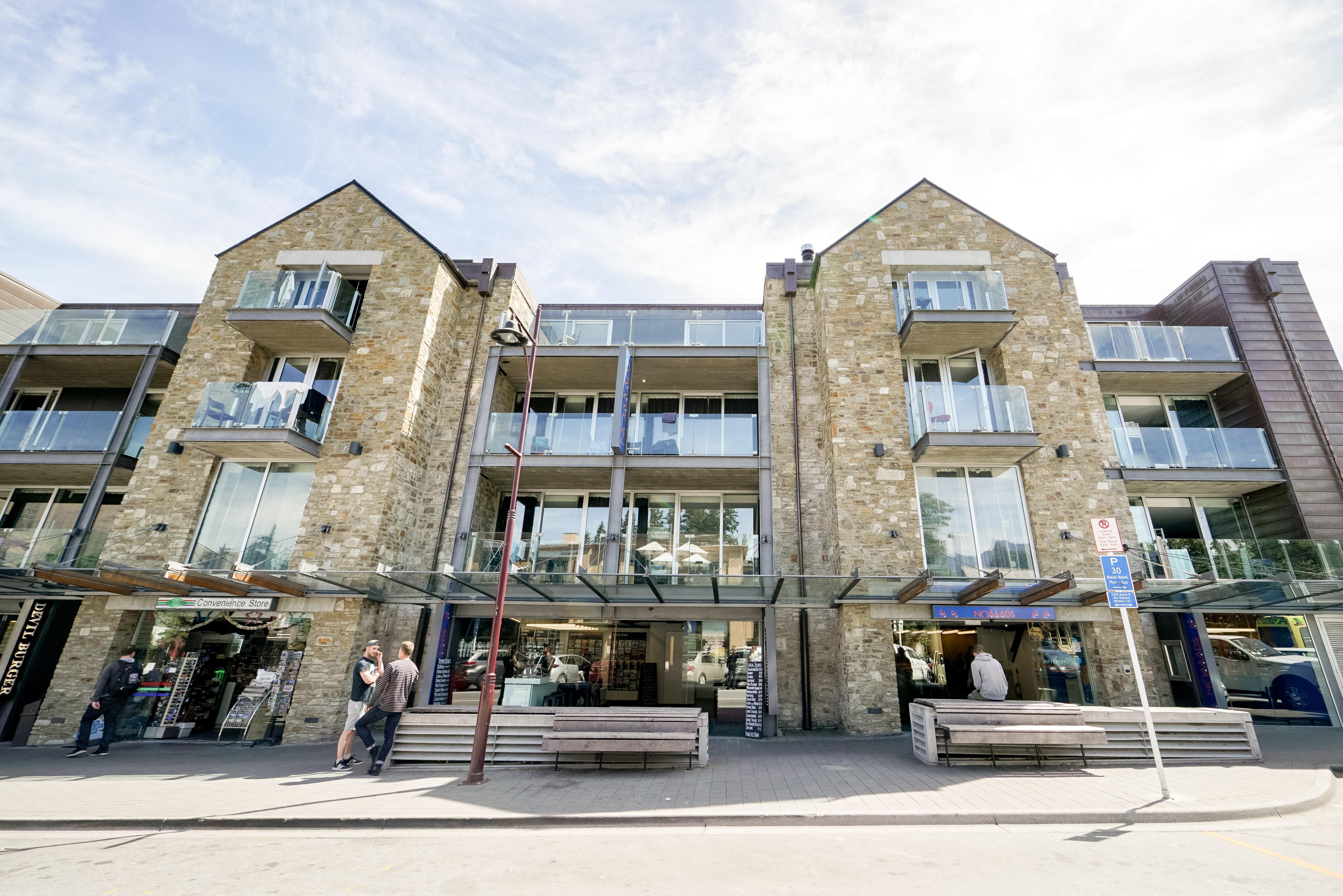 Nomads Queenstown Hostel Екстериор снимка The hotel in 2012