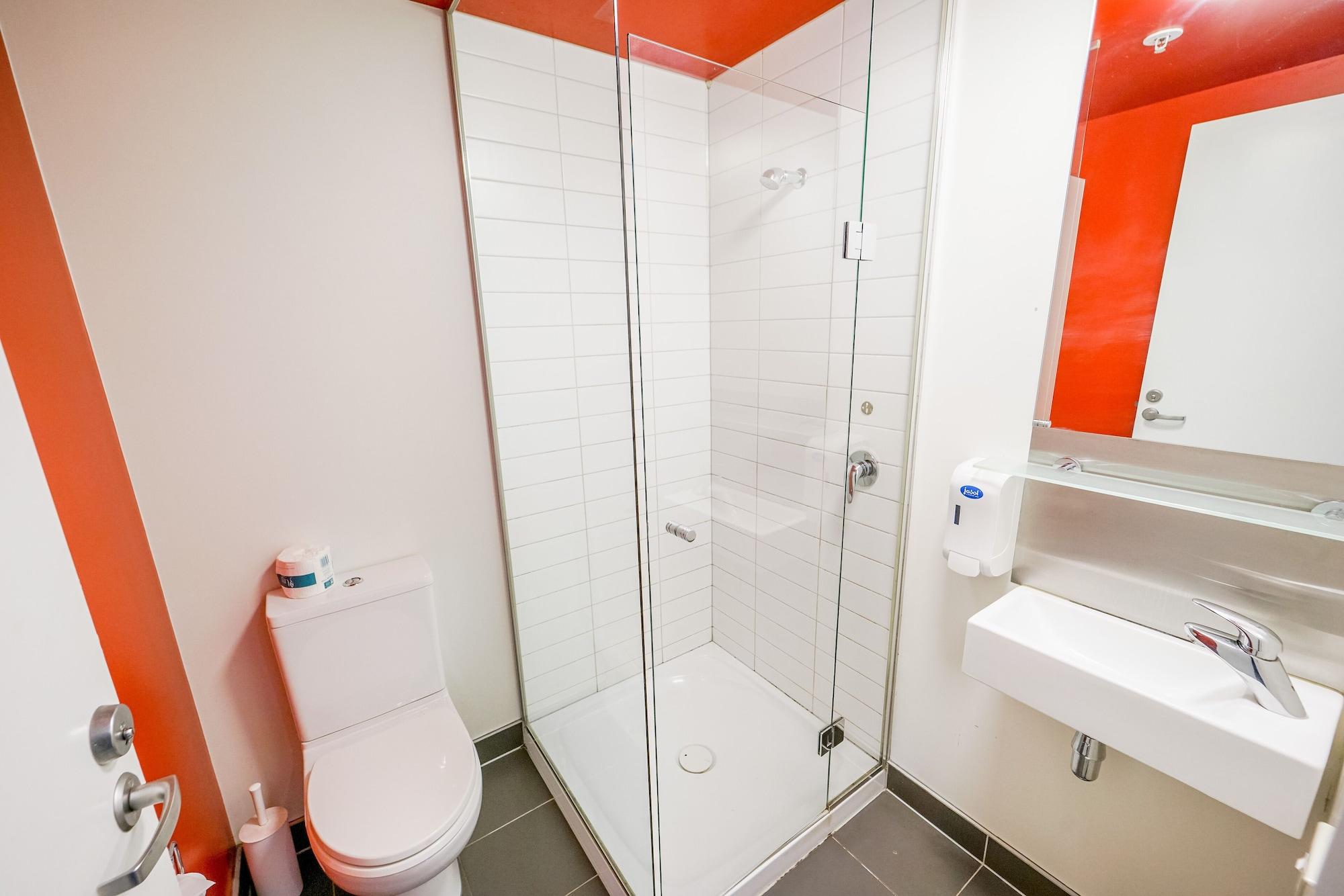 Nomads Queenstown Hostel Екстериор снимка A typical bathroom in a student residence hall