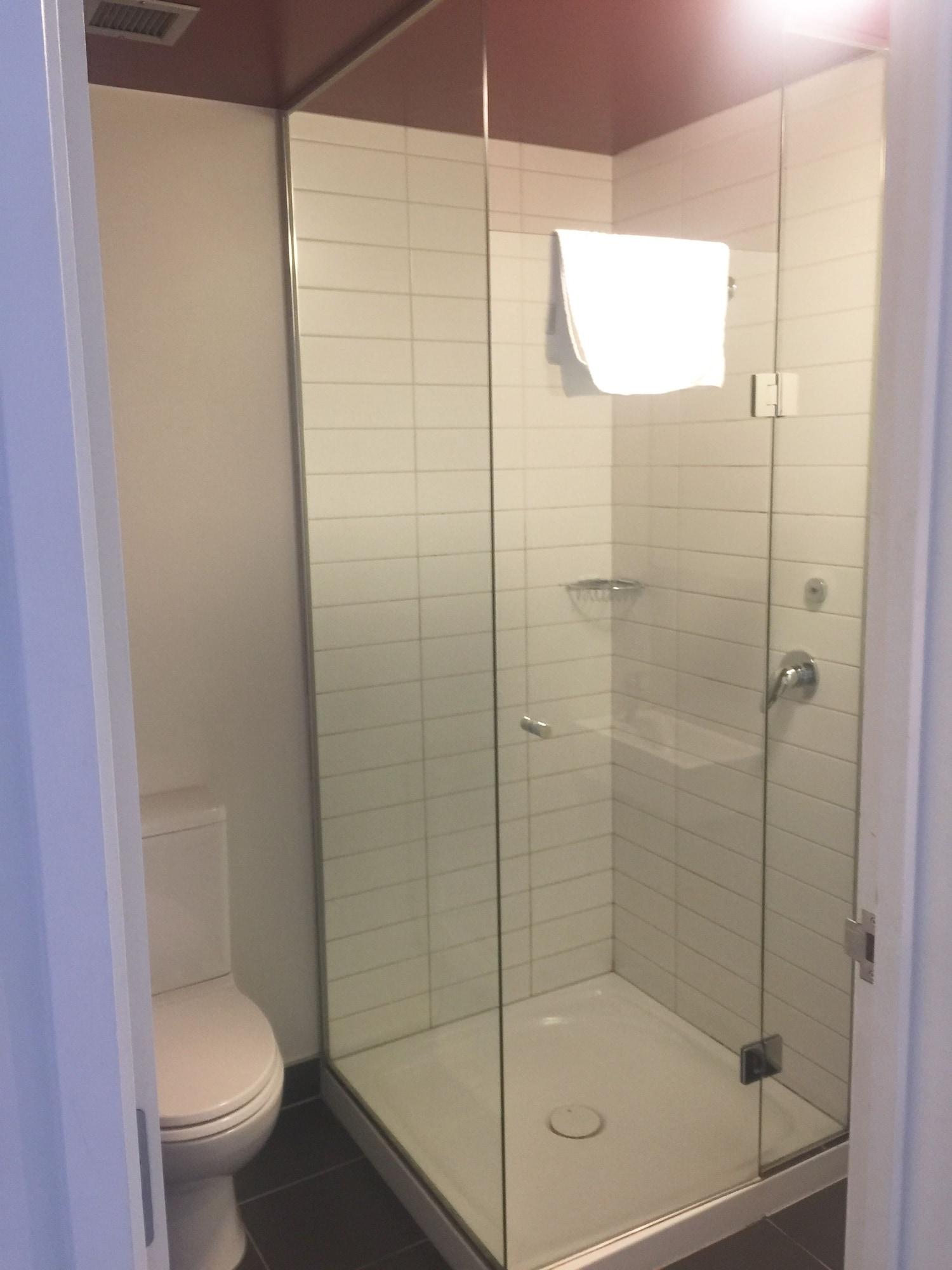 Nomads Queenstown Hostel Екстериор снимка A shower cubicle
