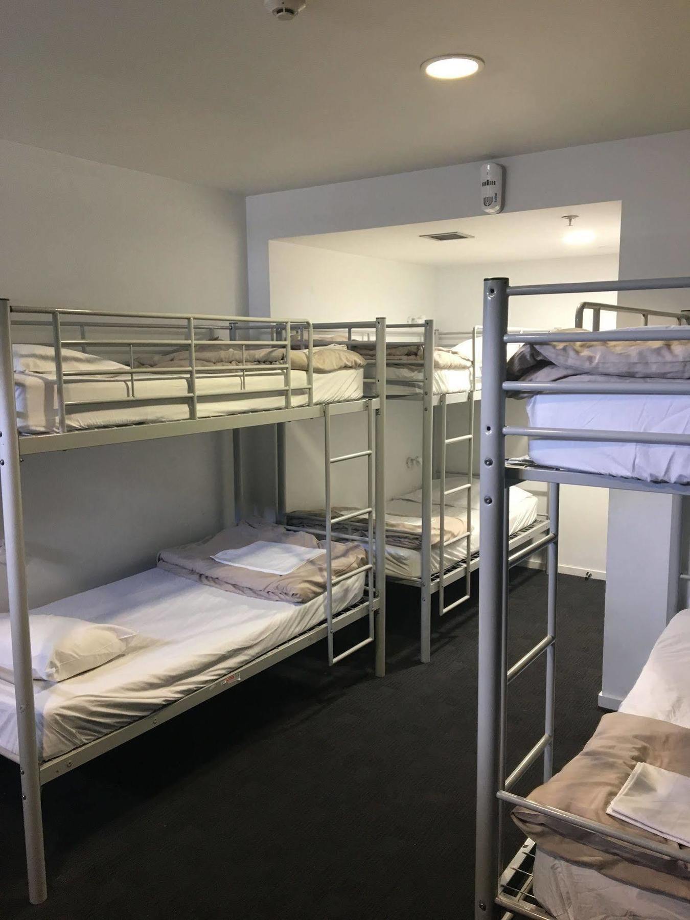 Nomads Queenstown Hostel Екстериор снимка Bunk beds in a hostel