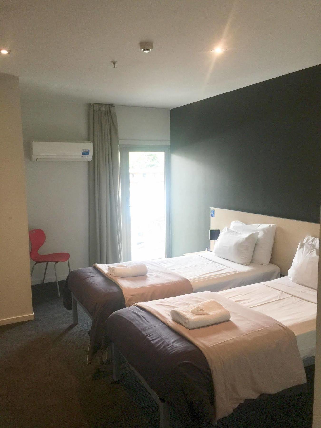 Nomads Queenstown Hostel Екстериор снимка A room at the hotel
