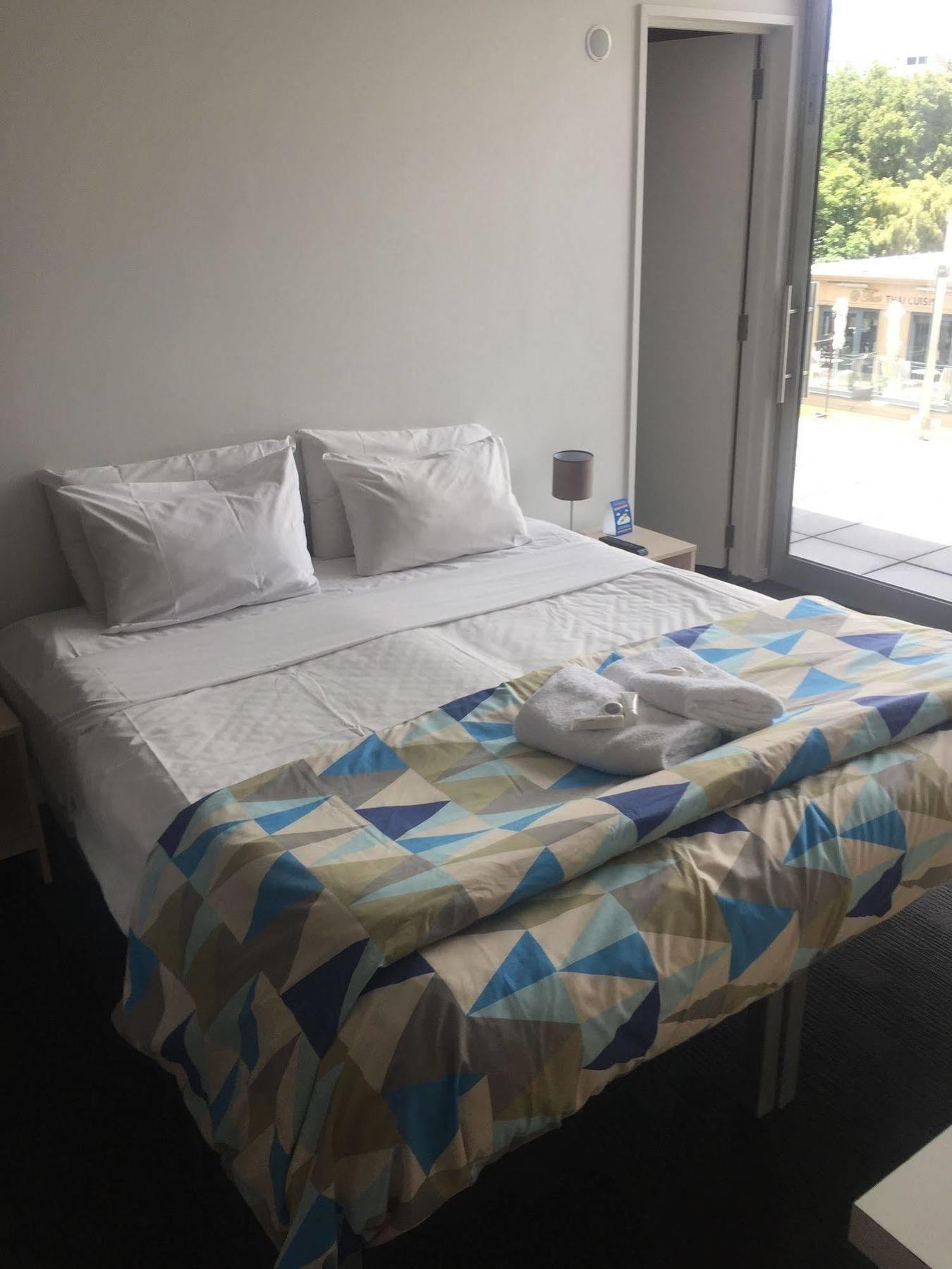 Nomads Queenstown Hostel Екстериор снимка A bed with a duvet