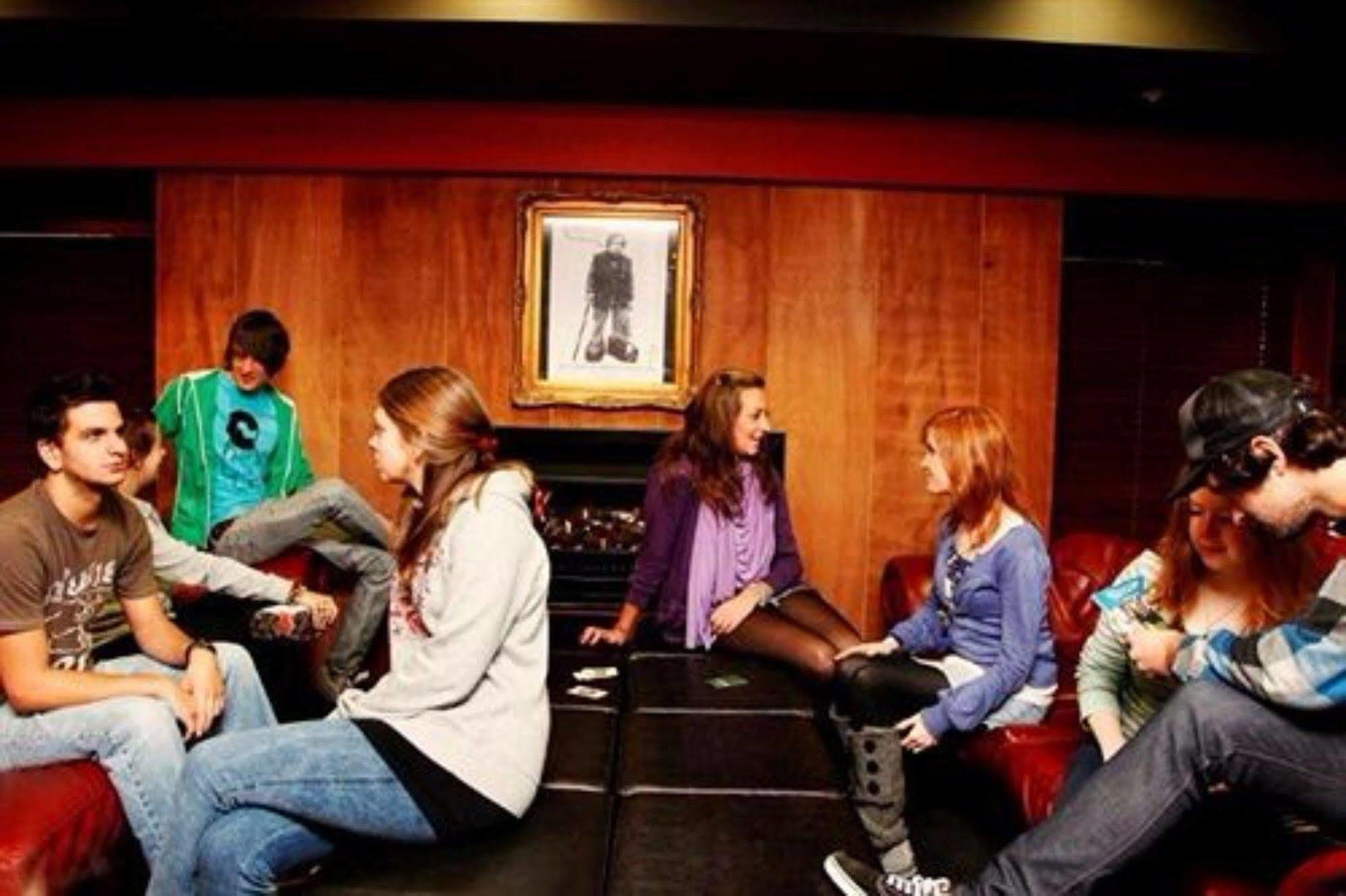 Nomads Queenstown Hostel Екстериор снимка The cast of The L Word