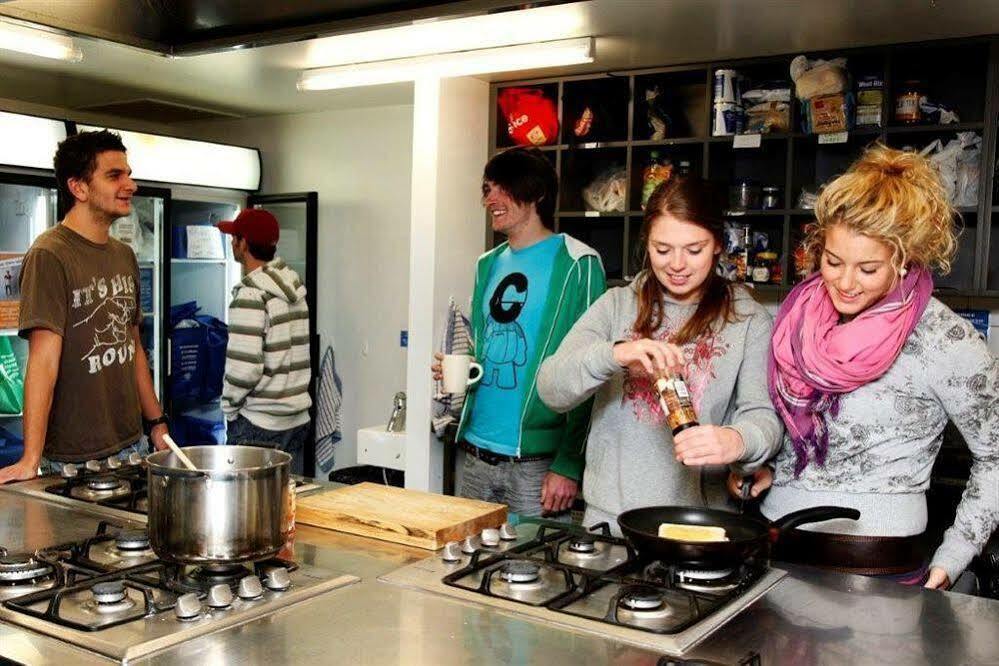 Nomads Queenstown Hostel Екстериор снимка Students at the University of Gastronomic Science and Technology